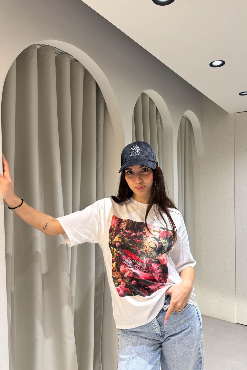 T-shirt Pink Tiger and Flowers